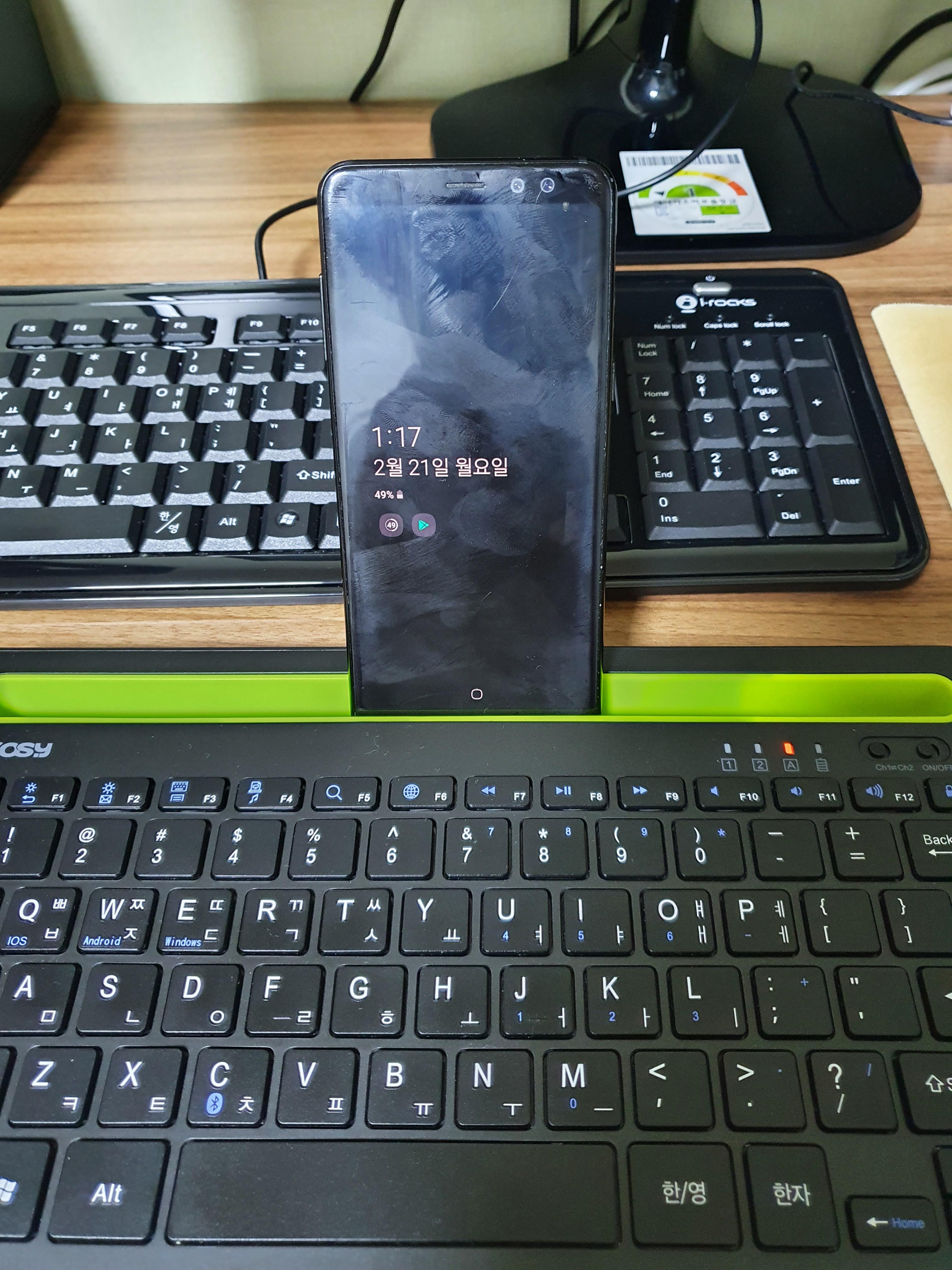 갤럭시 A8 2018 전면 사진