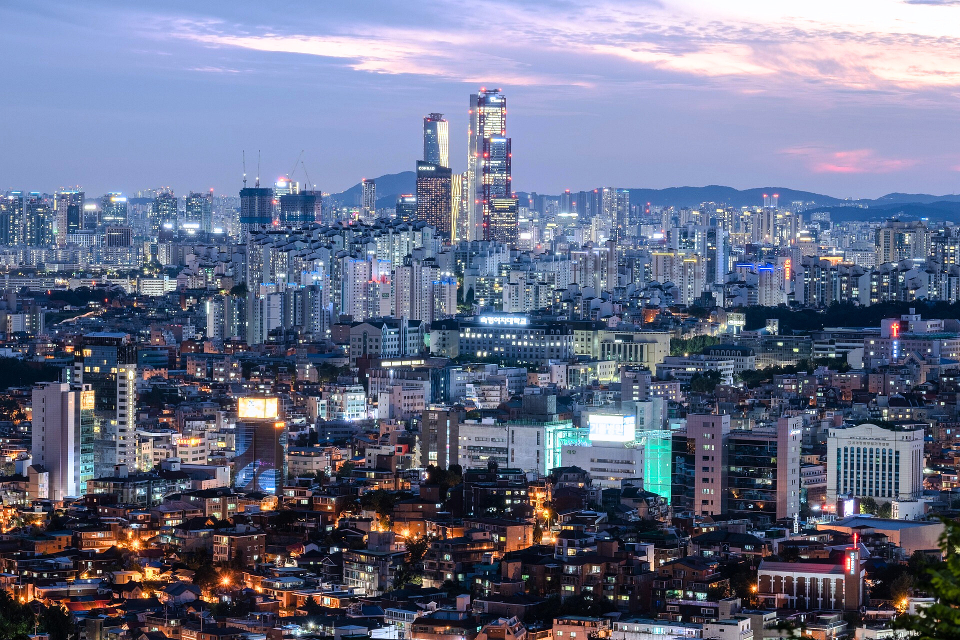 도시 건물 야경 관련 사진