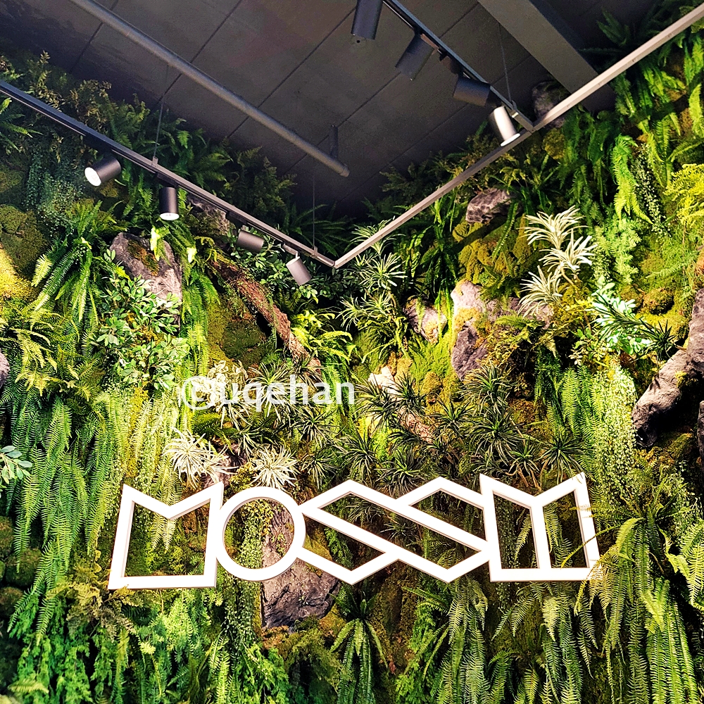 풀장식과 함께 MOSSY 라고 간판이 붙어있다.