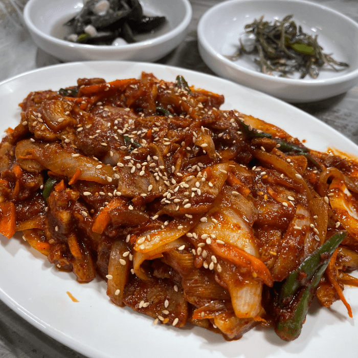 야채를-넣고볶은-두루치기