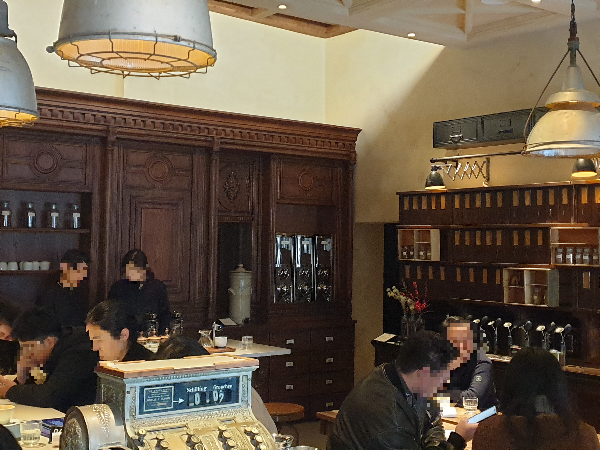 메탈 조명과 앤틱한 가구들이 묘한 조화를 이룬다.