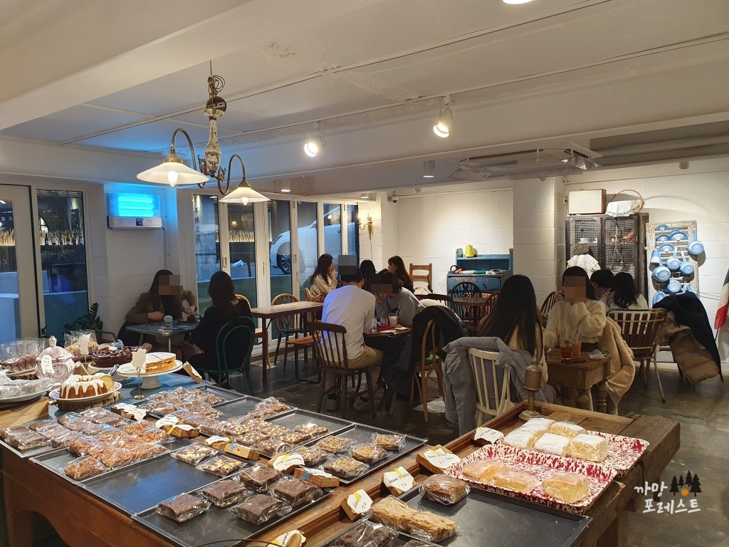 쿠라우니 신사역 매장 내부