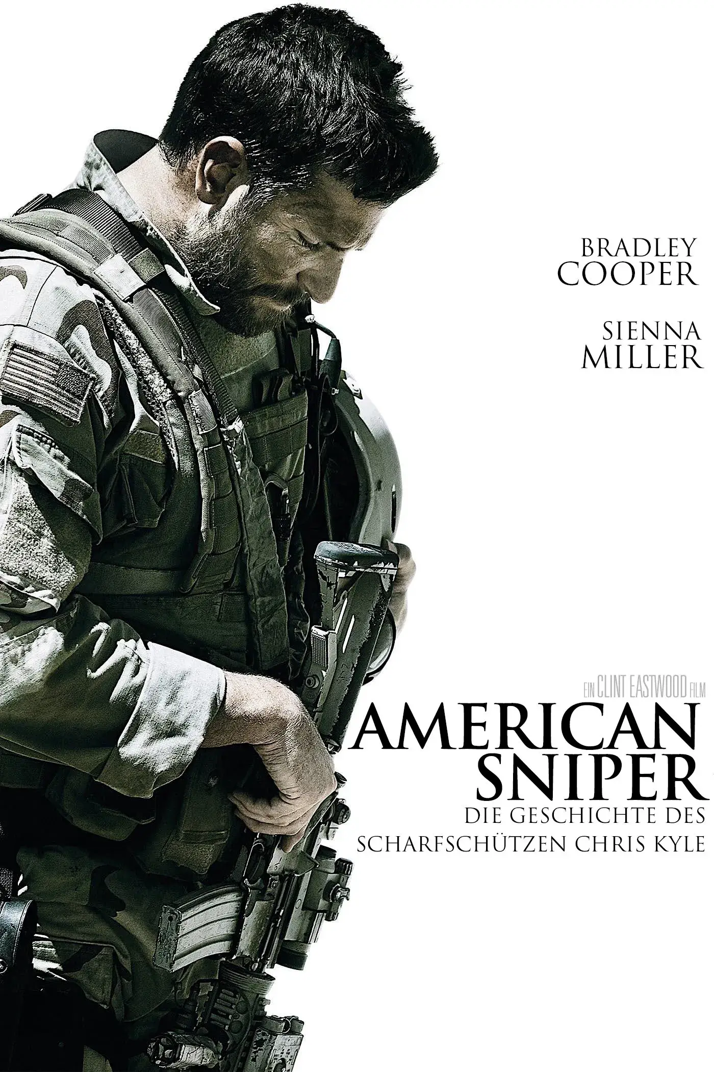 AMERICAN SNIPER의 주인공 Chris Kyle 역의 BRADLEY COOPER가 총을 들고 있는 모습의 포스터