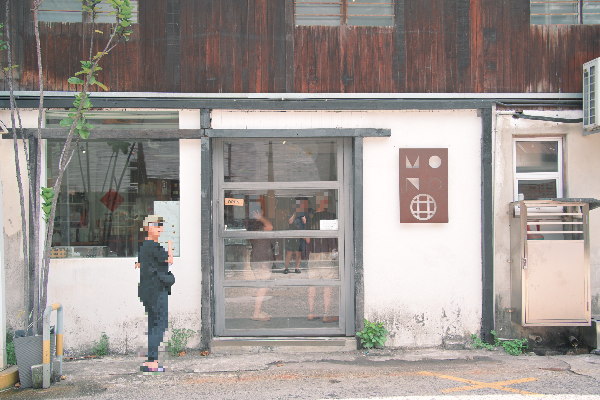 상단 짙은 우드패널과 그린의 목재 벽면 프레임 그리고 흰 벽의 웰스 카페