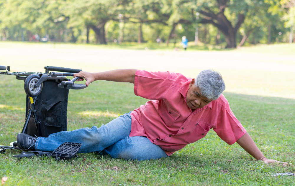 alt="공원에서 미주신경성으로 실신한 노인"