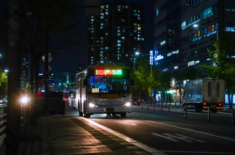 버스 10번과 20번 중 어느 노선이 더 빠를까? 같은 목적지, 다른 버스 노선 비교