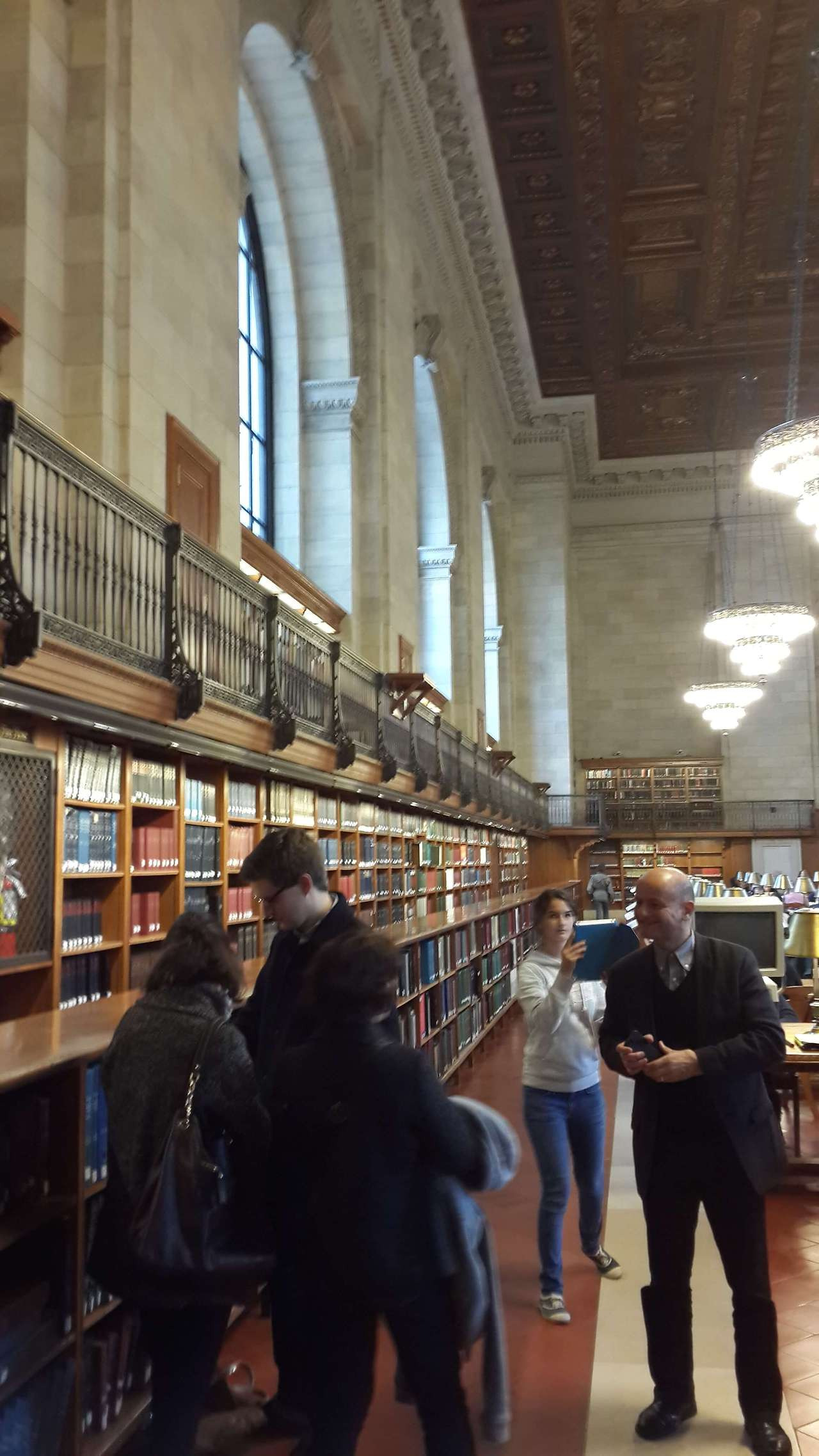 로즈 메인 열람실의 짙은 녹황색 앤틱 스탠드와 목재 테이블