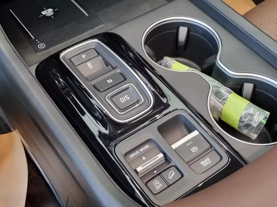 혼다 파일럿의 기어 변속 버튼과 그 주변부를 담았습니다.