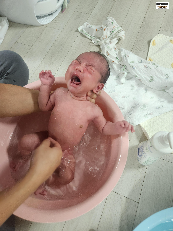 목욕을 하는 신생아의 모습