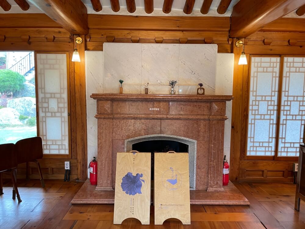 시흥 한옥 베이커리 카페 청화공간 - 벽난로 인테리어
