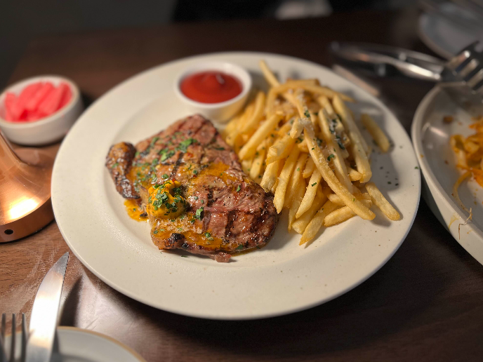 스테이크 프리츠(36,000원)의 모습