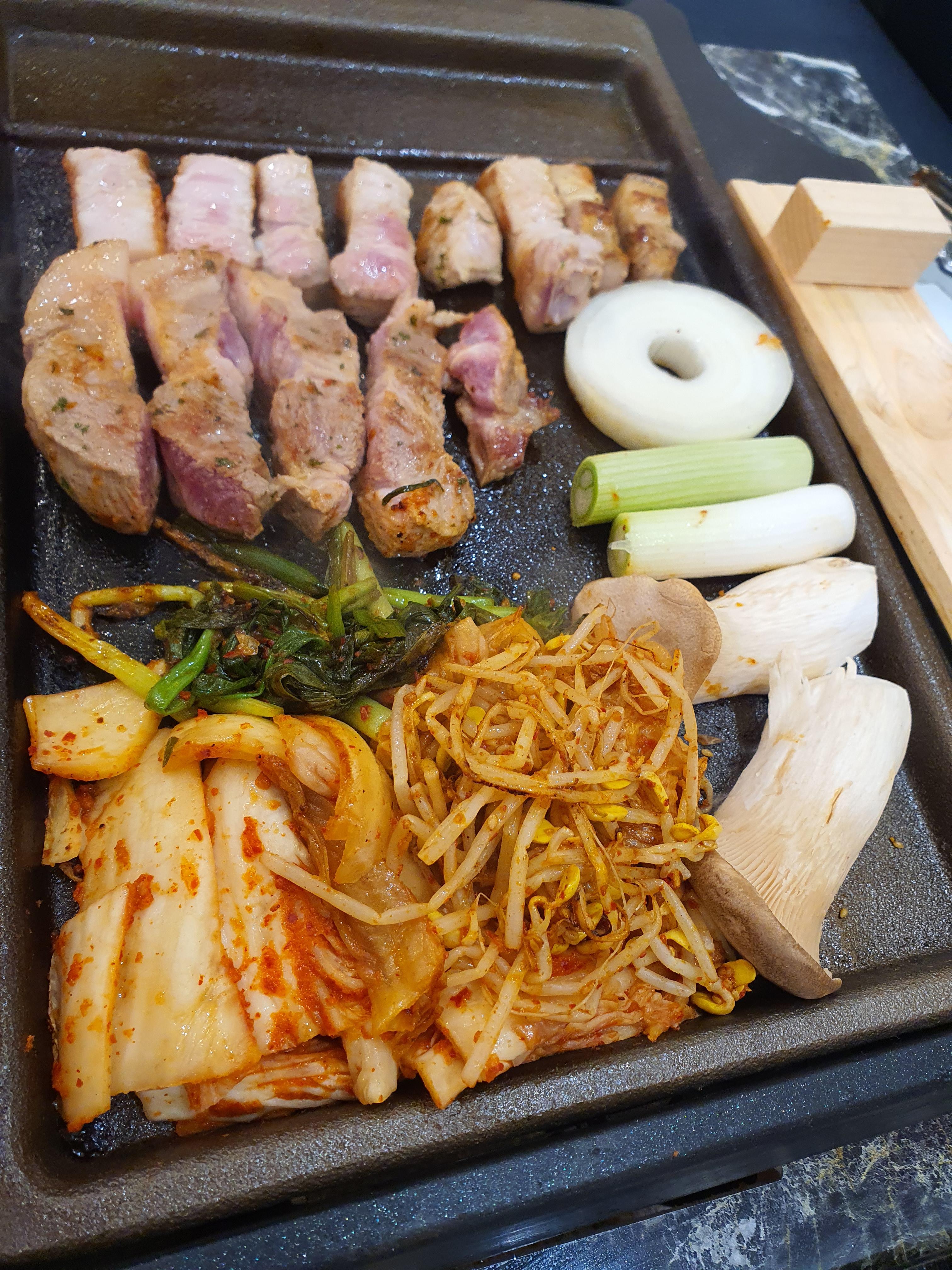 맛있게 구워지고 있는 고기