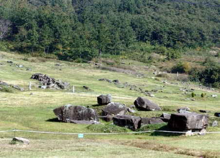 고인돌, 동백숲, 청보리밭