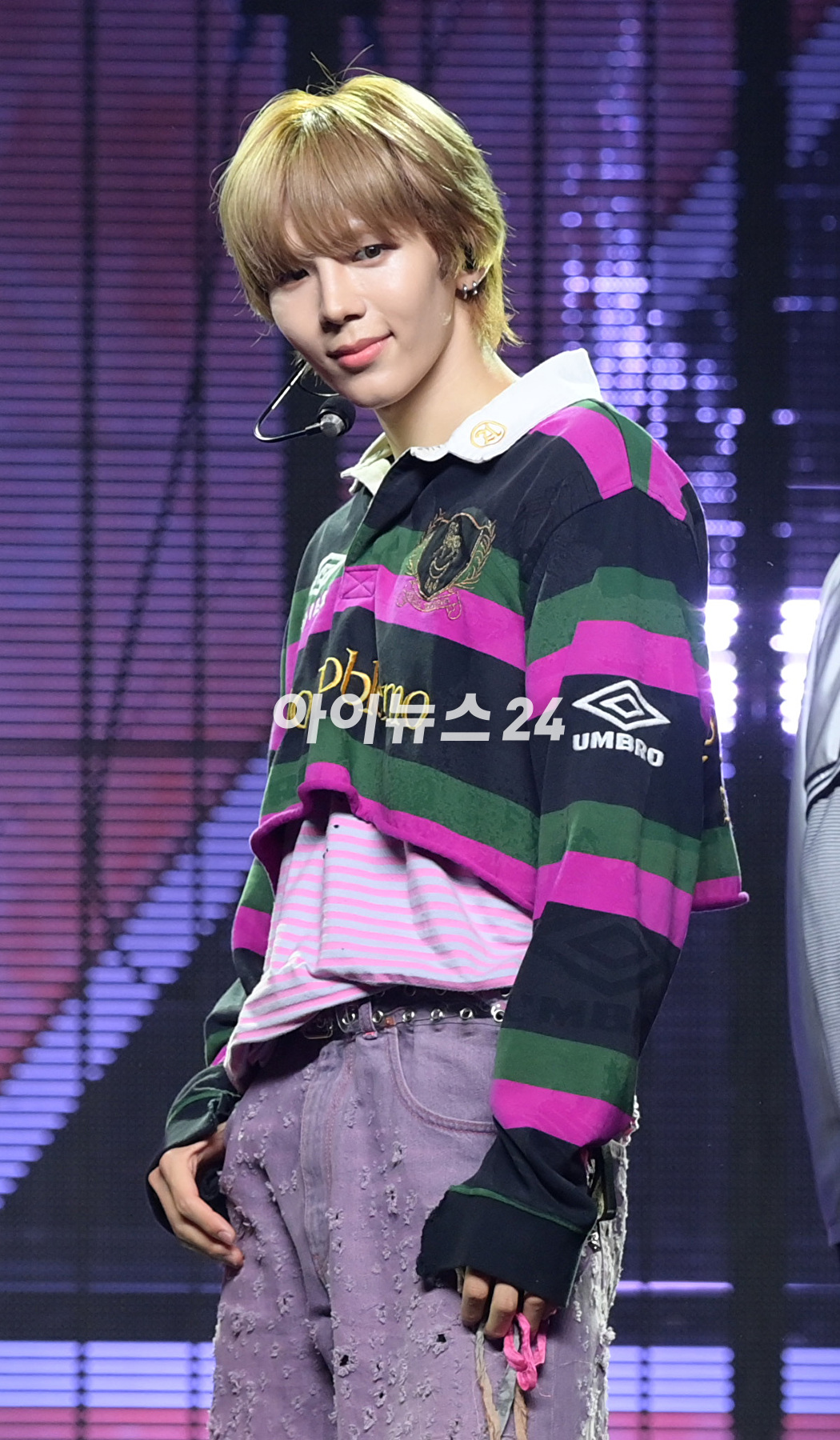 그룹 라이즈(RIIZE) 쇼타로가 4일 오후 서울 용산구 한남동 블루스쿼어에서 열린 라이즈 데뷔 앨범 쇼케이스 'RIIZING DAY: RIIZE Press Premiere'에 참석해 타이틀곡 '겟 어 기타'(Get A Guitar) 무대를 선보이고 있다. [사진=정소희 기자]