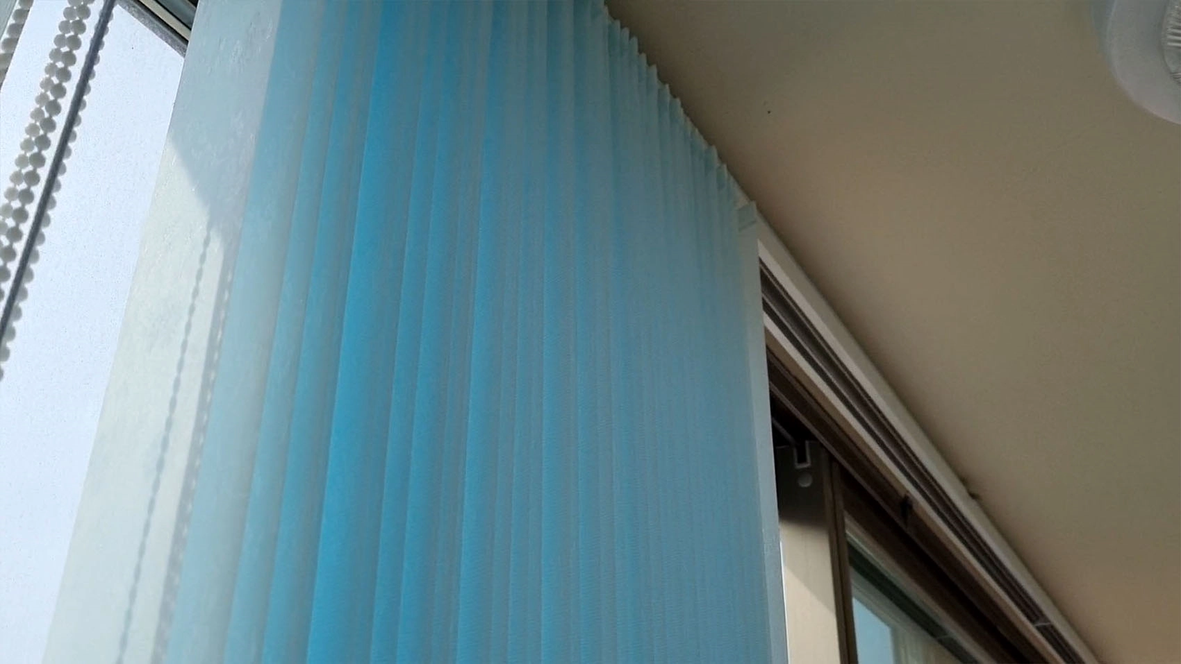 블라인드 열린 모습