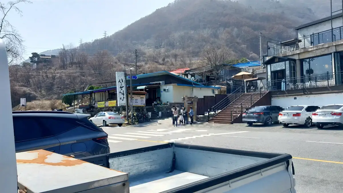 충주댐맛집-시골식당-주차장