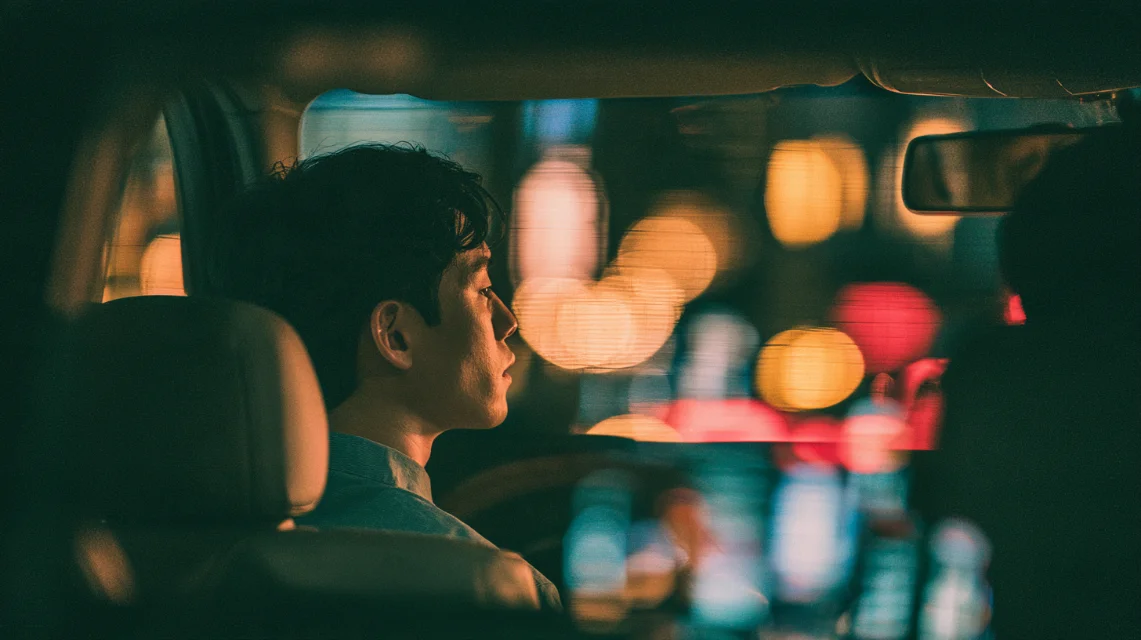밤 택시 뒷좌석에서 기사님과 짧게 대화하는 승객