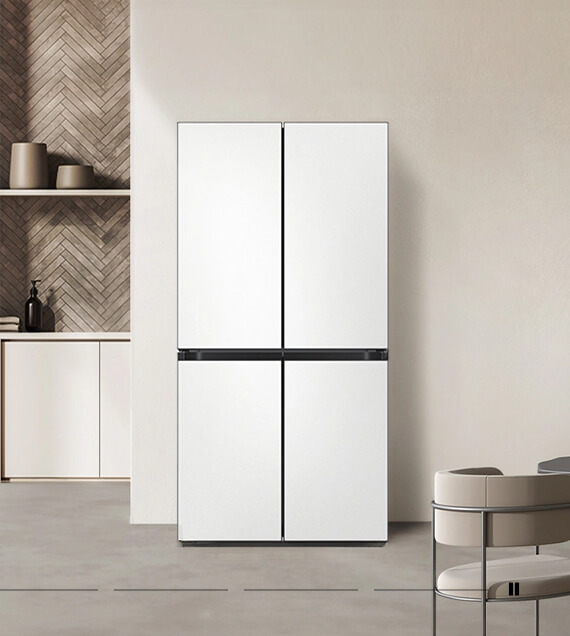 거실에 놓여있는 흰색 4도어 냉장고