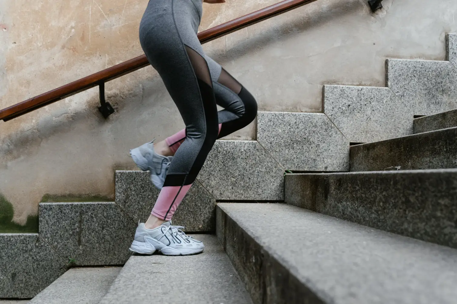 계단을 오르는 사람의 다리