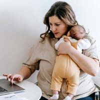 아기를-안고-산후조리원을-검색하는-엄마-사진