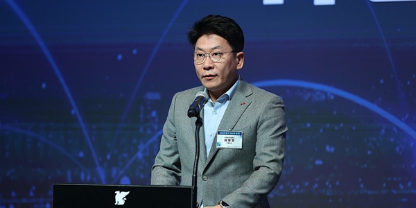 ▲ 김동명 LG에너지솔루션 사징이 지난 2월15일 서울 서초구 JW 메리어트 호텔에서 열린 한국배터리산업협회 이사회에서 8대 협회장으로 선임된 후 취임사를 하고 있다. <연합뉴스>