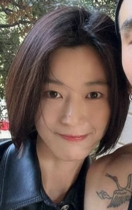 전지현 단발 스타일 정면, 자연스러운 미소와 C컬 디테일이 돋보이는 일상 셀카