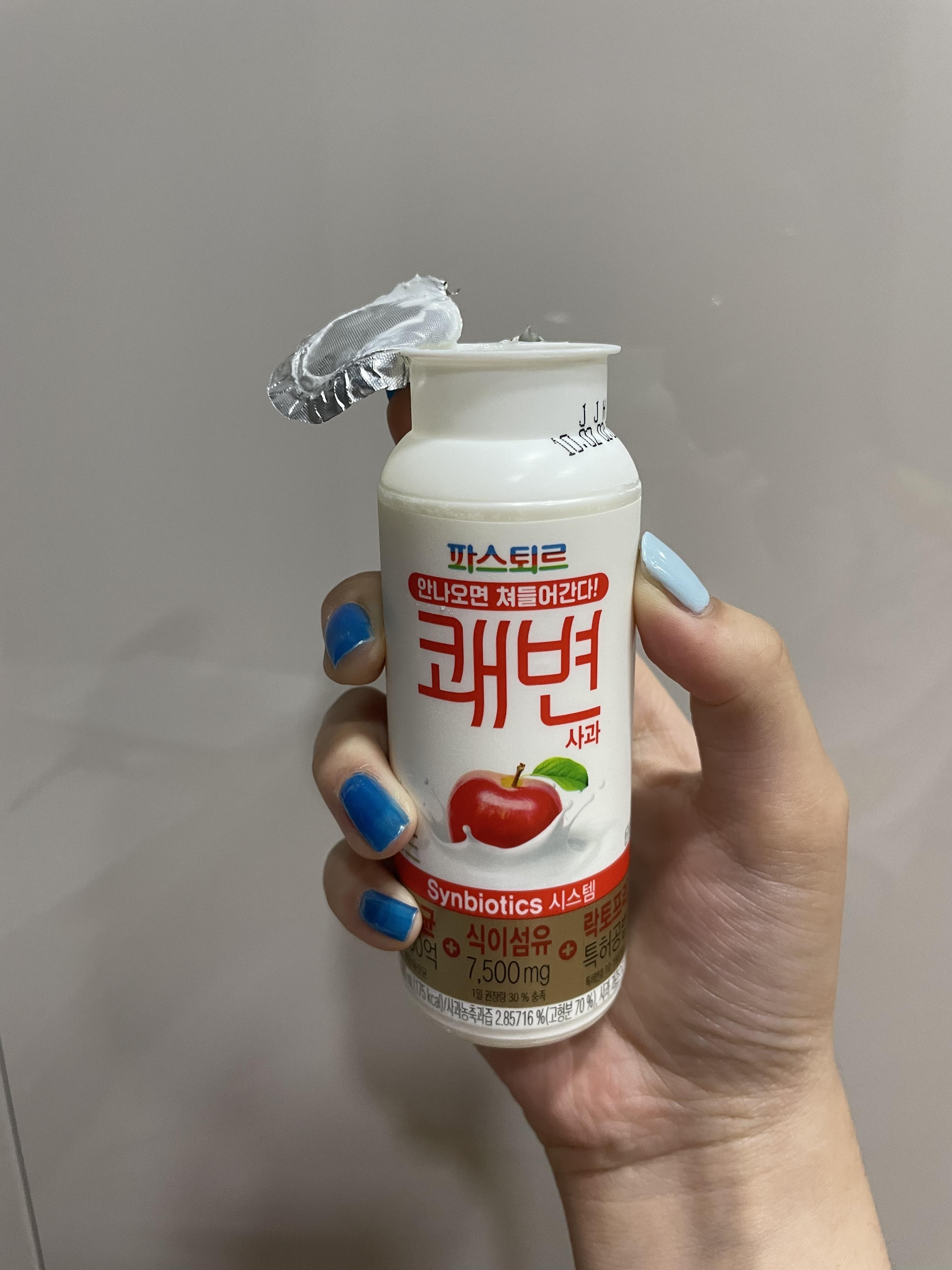쾌변-요구르트-손에-들고있는-사진