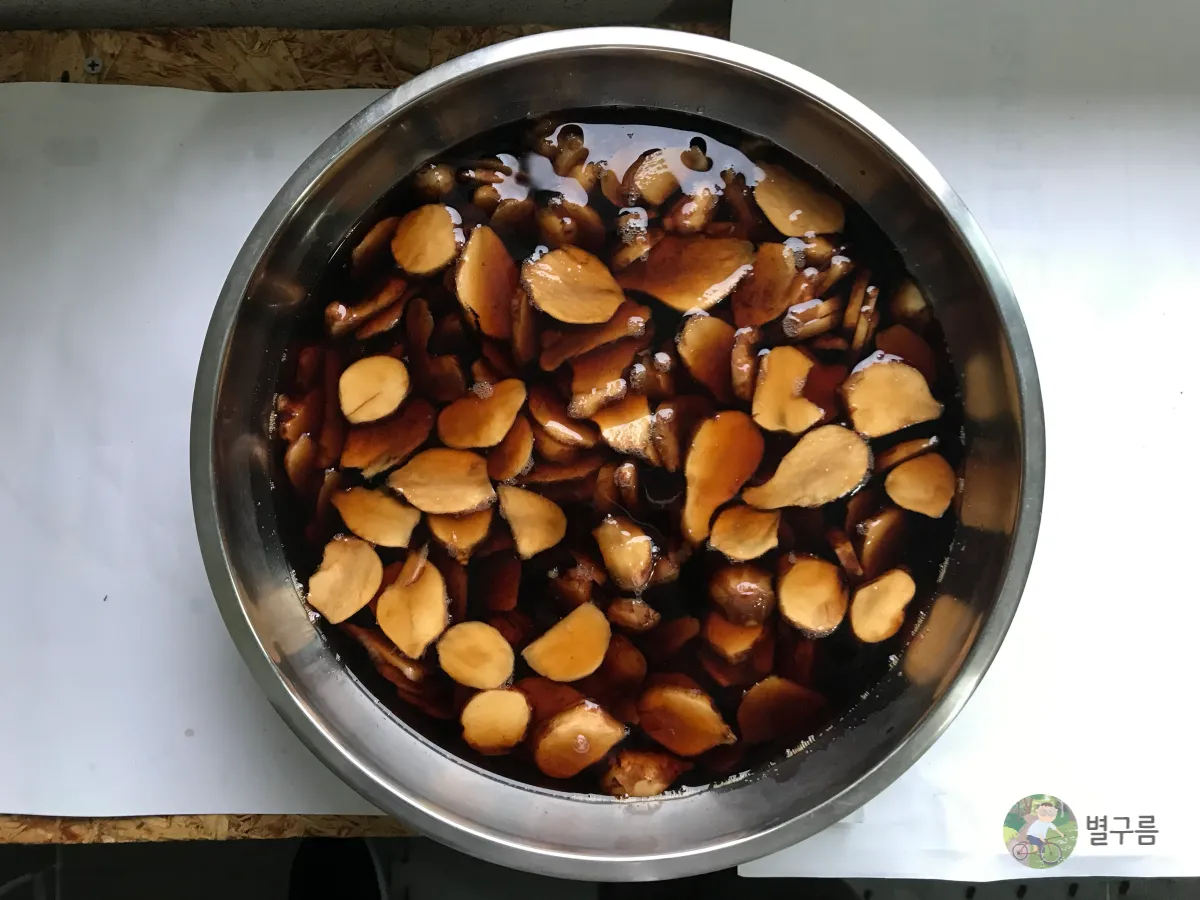 돼지감자-간장에-조림-그릇에-담겨있다