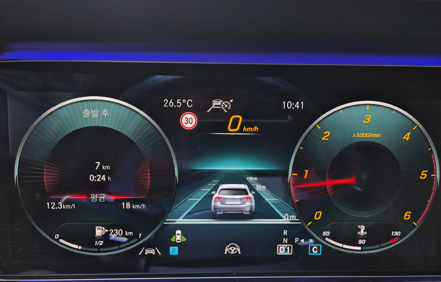 벤츠 E클래스 계기판에 차간거리 확인 및 경고 기능이 활성화된 모습