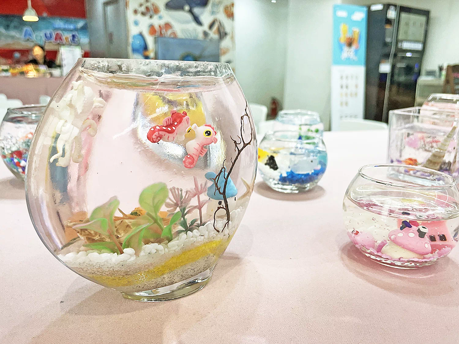 코엑스 스타필드 아쿠아트 나만의 어항 만들기 체험. 큰 어항과 작은 어항으로 만든 작품들이 있다