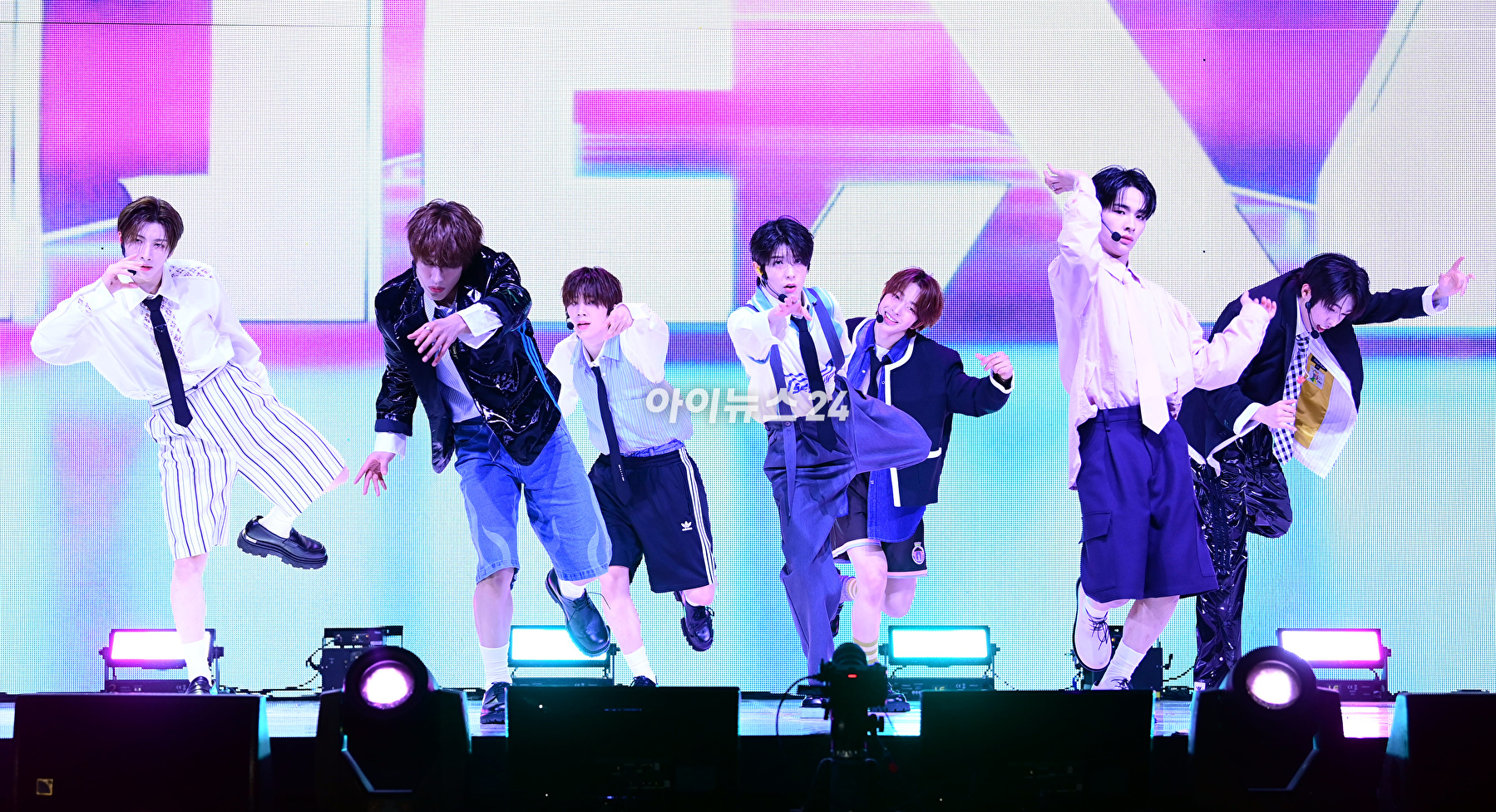 그룹 넥스지가 20일 오후 서울 광진구 광장동 예스24라이브홀에서 열린 JYP 신인 보이그룹 NEXZ(넥스지) 데뷔 싱글 'Ride the Vibe'(라이드 더 바이브) 프레스 쇼케이스에서 멋진 무대를 선보이고 있다. [사진=정소희 기자]