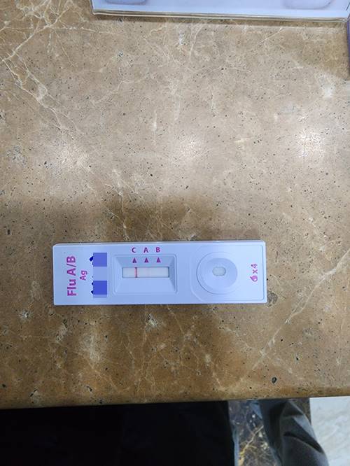 실색선 한개와 희마하게 A형독감 실선이 찍힌 독감진단키트 사진