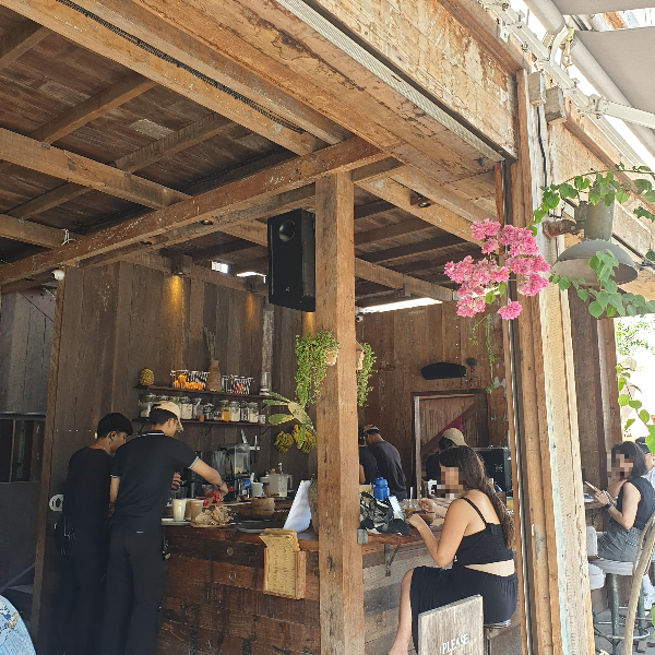 카페 기기수수(GigiSusu): 발리 짱구(Bali Canggu) 지역 카페 ①_큰 카페 1층 음식 만드는 공간