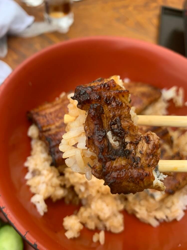 장어를 잘라 밥 위에 올린모습