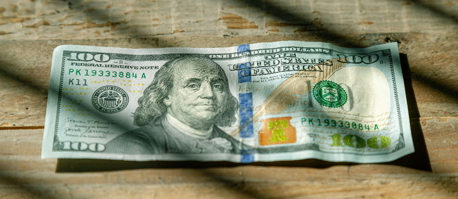 빛과 그림자가 대조되는 100달러 지폐 이미지로 표현한 달러 기축통화 패권의 역사와 미래 변화