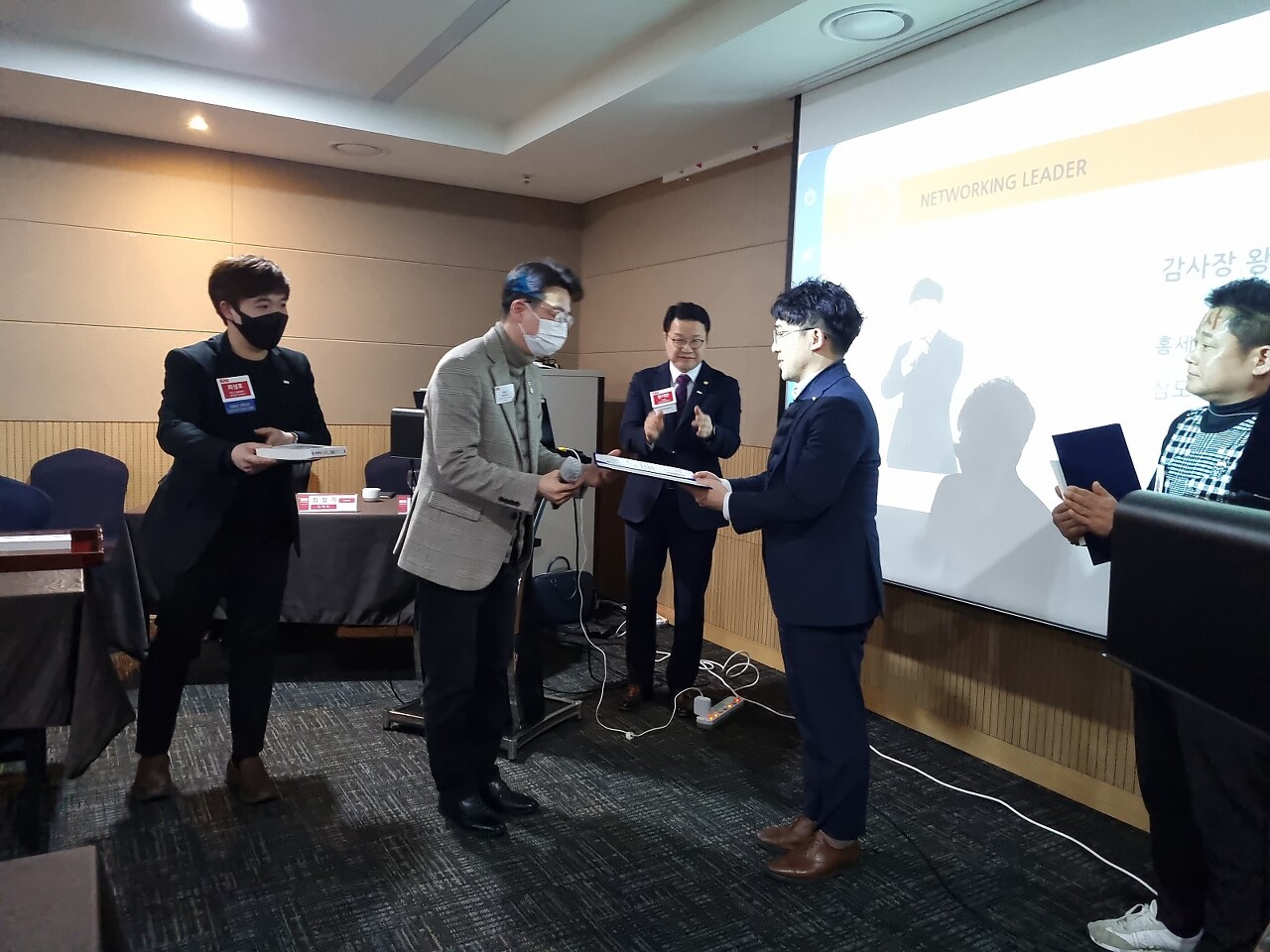 비엔아이그랜드챕터의 감사장왕 시상식에서 상장을 수여받고 있는 회계사 홍세기 대표님과 최창기 디렉터님이 상장을 수여하고 있습니다.