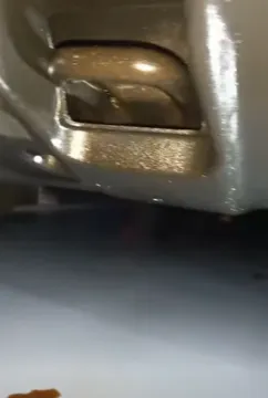 주차장 바닥에 오일 떨어지는 상황