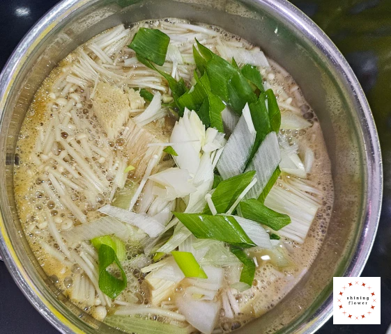 된장푼 육수에 야채와 다진마늘 모두 넣고 끓이기