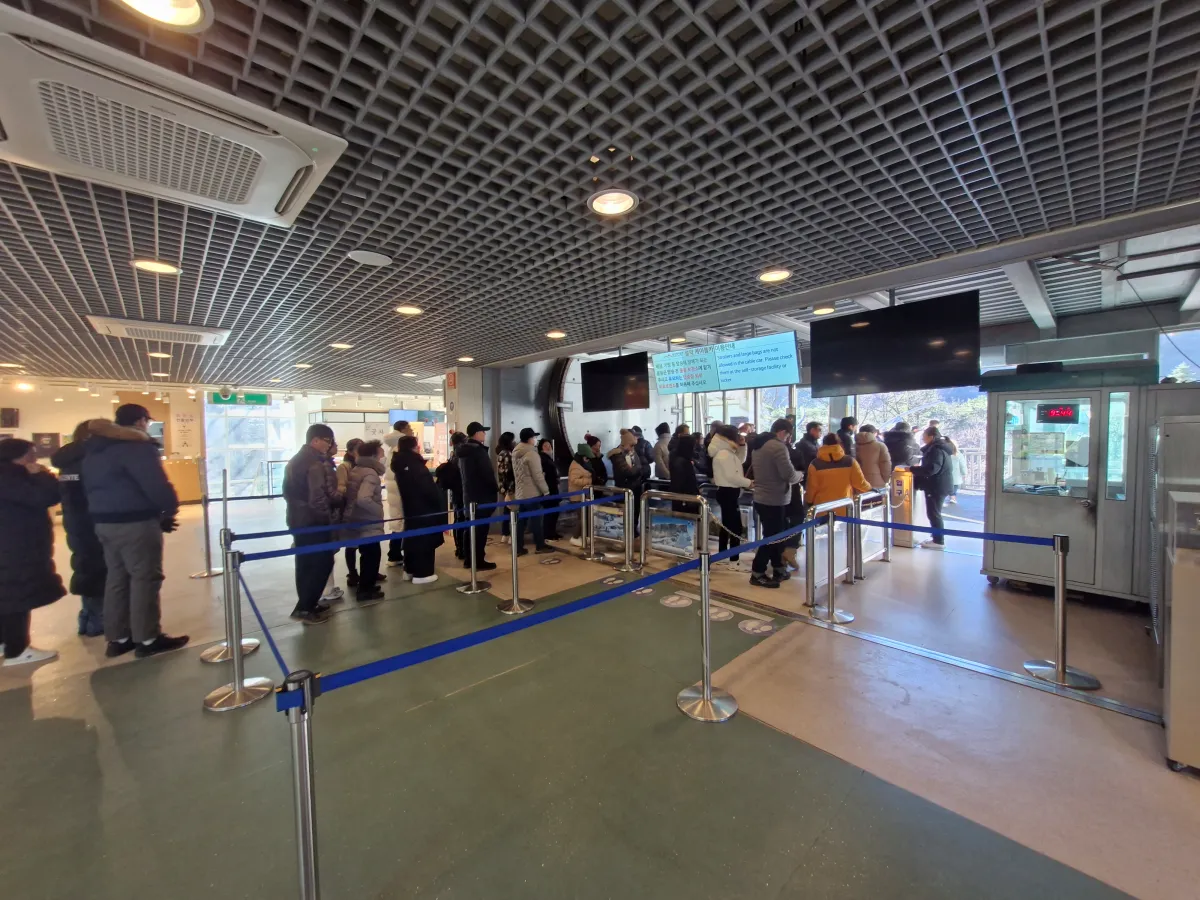 케이블카를-타기위해-길게-줄을서고-있는-사람들