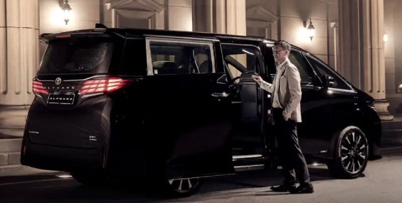 토요타 알파드 후측면