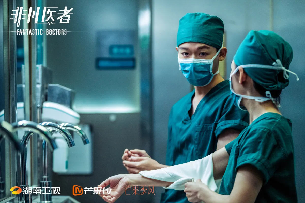 비범의자-장완이-의사-수술복 입고 손 씻는 모습