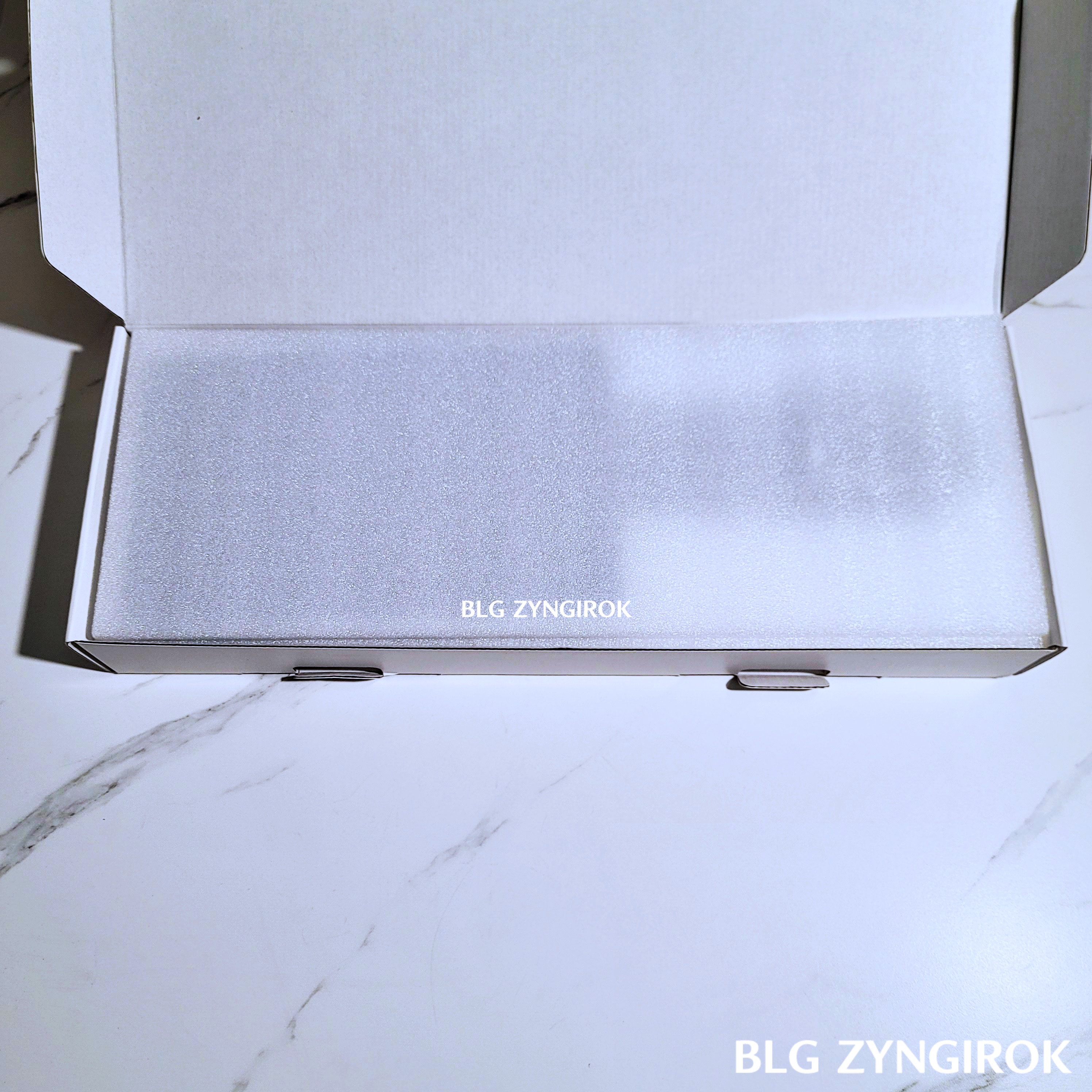 니케 마그네틱 마운트 상자를 연 모습이다.