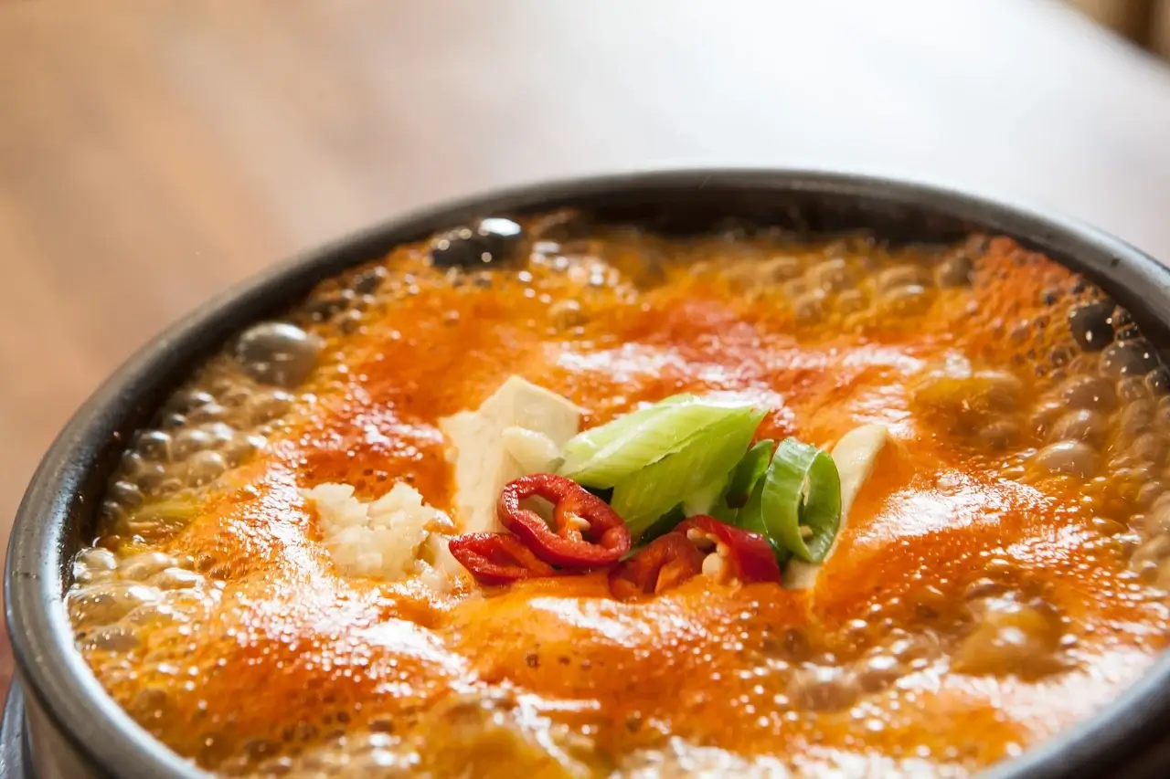 ​전통 찌개 요리: 된장찌개와 김치찌개의 역사와 변천사​