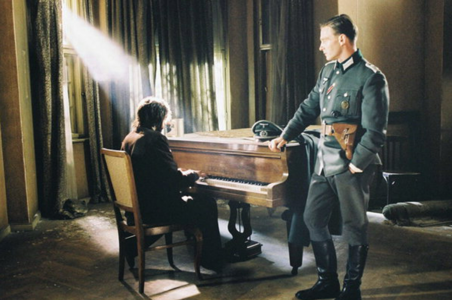 영화 피아니스트 사진 (전쟁 속에서 독일군 장교 앞에서 피아노 연주를 하고 있는 장면)