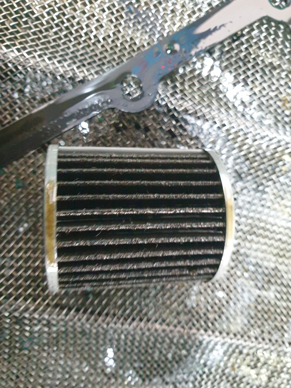 수명을 다한 미션오일필터 원래는 하얀색인데..지금은 쇠가루로 인해 검은색임.