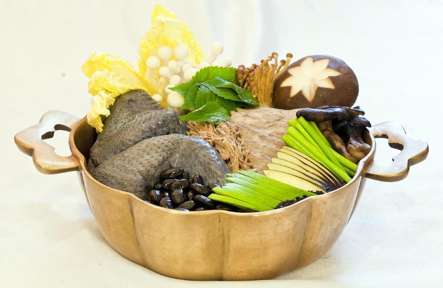 오골계 버섯전골의 모습