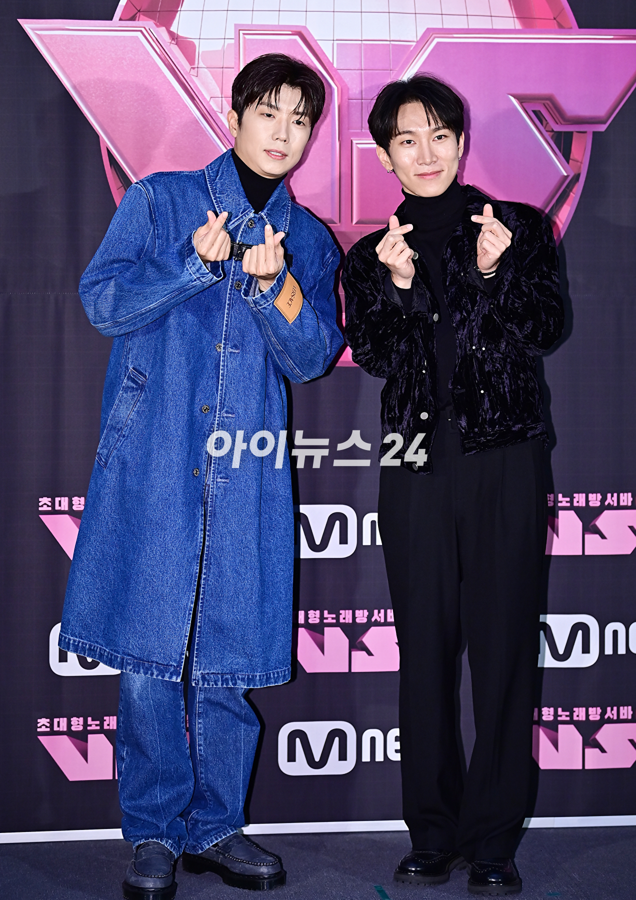 가수 장우영, 서은광이 22일 오후 서울 강남 CGV 청담씨네씨티에서 열린 Mnet '초대형 노래방 서바이벌(브이에스)'신곡 음원 쇼케이스에서 포토타임을 갖고 있다. [사진=곽영래 기자]