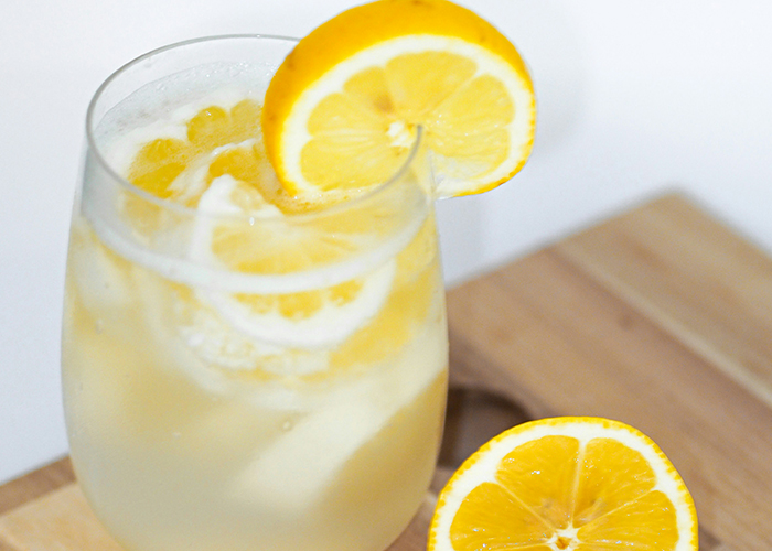 투명한 유리컵에 레몬물이 담겨져 있다