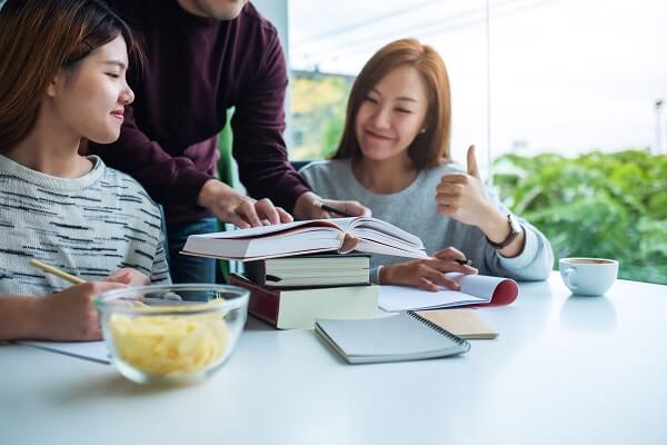 수업을 받고 있는 두 여성