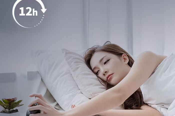 침대에 누워 자고 있는 여성의 모습과 함께, LG 휘센 벽걸이에어컨이 작동 중이며 상단에 12시간 타이머 아이콘이 표시된 이미지.
